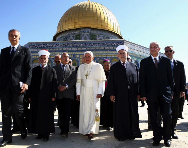 Fred. Et middel til bekæmpningen af terror er ytringsfrihed og tolerance religionerne i mellem, skriver kronikredaktør Anders Jerichow. Her ses Pave Benedict XVI foran Klippemoskeen i Jerusalem i maj 2009. 