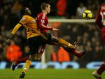 belastning. Daniel Agger holder Wolverhamptons angriber Sylvan Ebanks-Blake i skak i kampen i juledagene mellem Liverpool og Wolverhampton. Arkivfoto. 