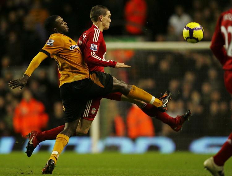 belastning. Daniel Agger holder Wolverhamptons angriber Sylvan Ebanks-Blake i skak i kampen i juledagene mellem Liverpool og Wolverhampton. Arkivfoto. 