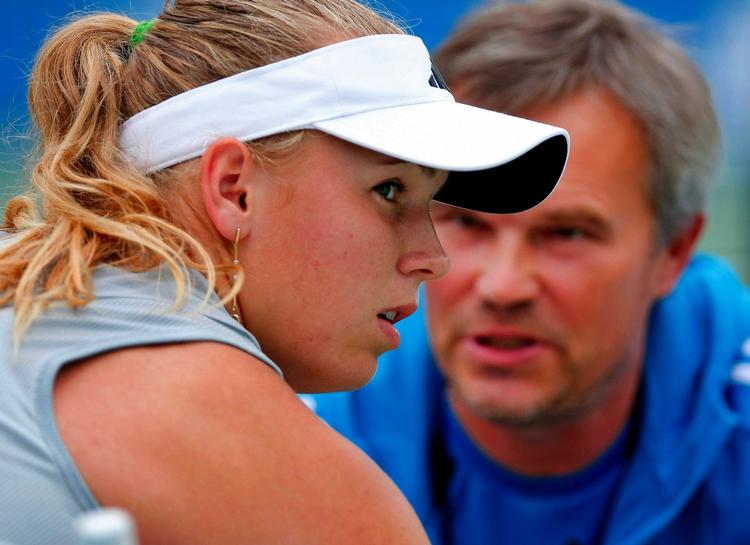sagsanlæg. Caroline Wozniackis far og træner Piotr Wozniacki er pikeret over kritik af hans træningsmetoder i bogen 'Miss Sunshine'. 