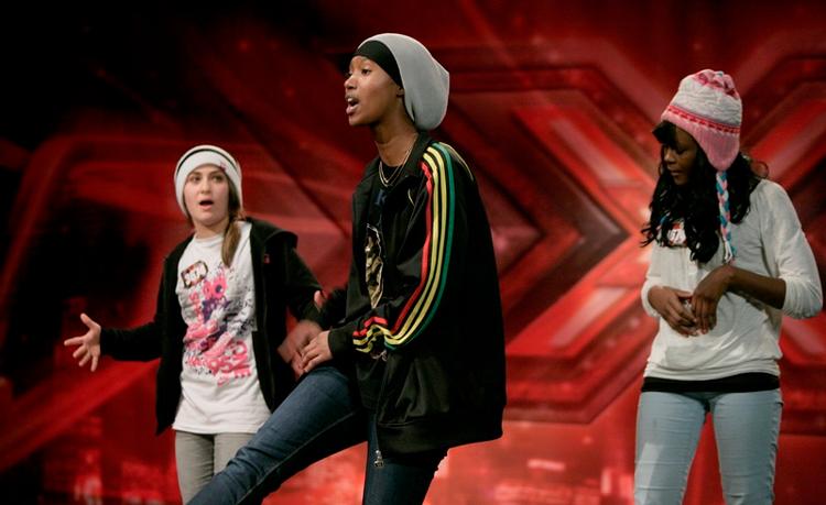 Videre. Pigerapperne Soul Connect fra 8210 Århus V. klarede sig videre i 'X Factor' på et hængende hår. Betingelsen var, at de skulle finde én, der rent faktisk kunne synge. 