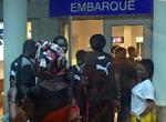 hjemsendt. Togos spillere forlader Cabinda lufthavn i Angola efter angrebet på spillerbussen, hvor tre personer blev dræbt. 