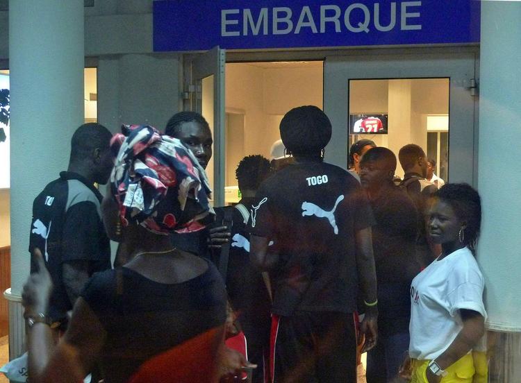 hjemsendt. Togos spillere forlader Cabinda lufthavn i Angola efter angrebet på spillerbussen, hvor tre personer blev dræbt. 