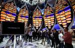 Samsungs stand på messen i Las Vegas består næsten udelukkende af synkroniserede tv-skærme. 