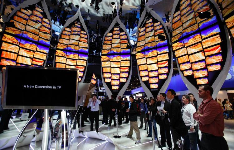Samsungs stand på messen i Las Vegas består næsten udelukkende af synkroniserede tv-skærme. 