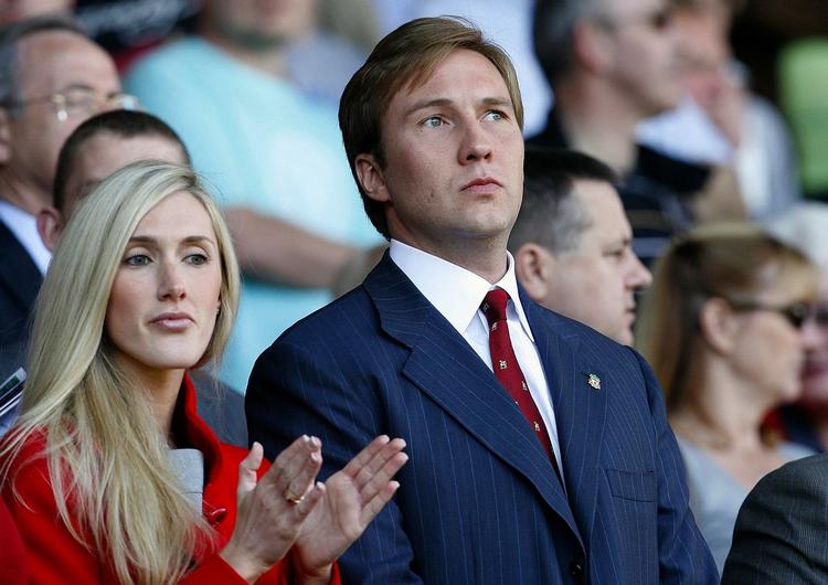 hademail. Tom Hicks Jr., som er søn af en af Liverpools ejere, ses her på tilskuerpladserne på Anfield i Liverpool. Arkivfoto. 