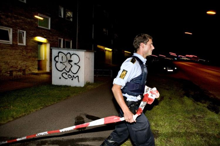 Kugleregn. Politimand i gang med afspærre gerningsstedet efter nedskydningen af 19-årige Osman ' Nuri' Dogan i Tingbjerg i august 2008. Drabet spiller en central rolle i den verserende bandekrig. (arkivfoto) 