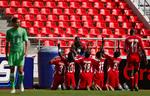 2-0. Efter Elvis Katofekas hovedstødsmål fejrede Malawis spillere 2-0-føringen i fælles glæde på sidelinjen. 