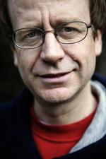 Krise. Kåre Bluitgen kom indirekte til at starte Muhammedkrisen. Han opfordrer alle danske kunstnere til at lægge frygt og selvcensur på hylden. 
