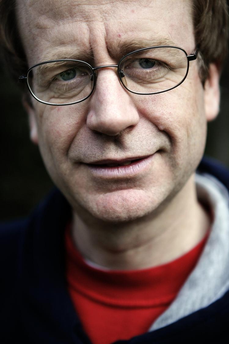 Krise. Kåre Bluitgen kom indirekte til at starte Muhammedkrisen. Han opfordrer alle danske kunstnere til at lægge frygt og selvcensur på hylden. 