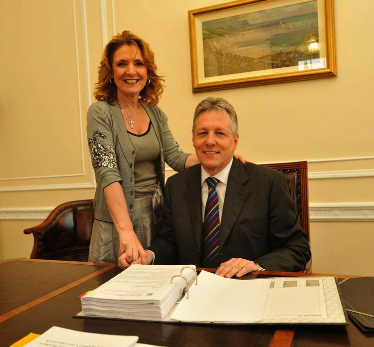 Lykkelige. I sommeren 2008 var alt fryd og gammen for The Robinsons. Men nu har konens utroskab sat Nordirland på den anden ende, og førsteminister Peter Robinson træder tilbage i seks uger. 