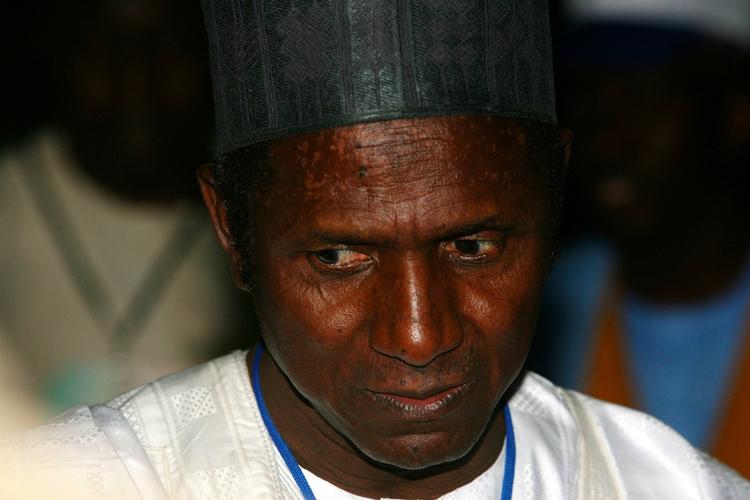 Levende. Nigerias præsident, Umaru Yar'Adua, har givet lyd fra sig efter at have været forsvundet i 48 dage. 