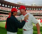 rekordmager. Mark McGwire (th) får et knus af manager Tony La Russa efter en kamp i 1997. Baseball-stjernen indrømmer nu brug af doping. Arkivfoto. 
