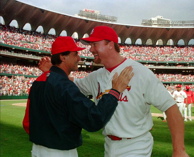 rekordmager. Mark McGwire (th) får et knus af manager Tony La Russa efter en kamp i 1997. Baseball-stjernen indrømmer nu brug af doping. Arkivfoto. 