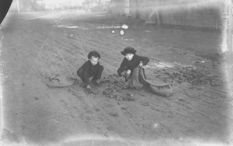 Mangel. Et par børn samler spildte koks i 1915, hvor forsyningerne svigter – også i Danmark. Foto: Holger Damgaard 