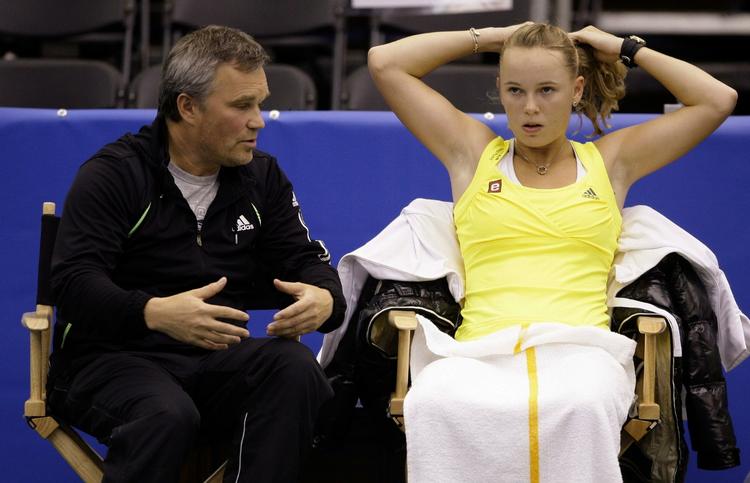 familiært. Piotr Wozniacki skal både fungere som far og træner for Caroline Wozniacki, og det er der indimellem kommet gnidninger ud af, udtaler tidligere træner i ny bog om tennisstjernen. Arkivfoto. 