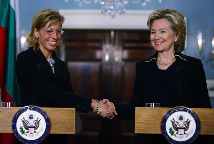 Gangsterbrud? Bulgarske Rumiana Jeleva (tv.) kan få en kort karriere som EU-kommissær, hvis påstandene om hendes mands forbindelser til den russiske mafia viser sig at holde stik. 