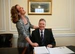 SEXSKANDALE. Iris og Peter Robinson, mens alt var idyl og lykke. 
