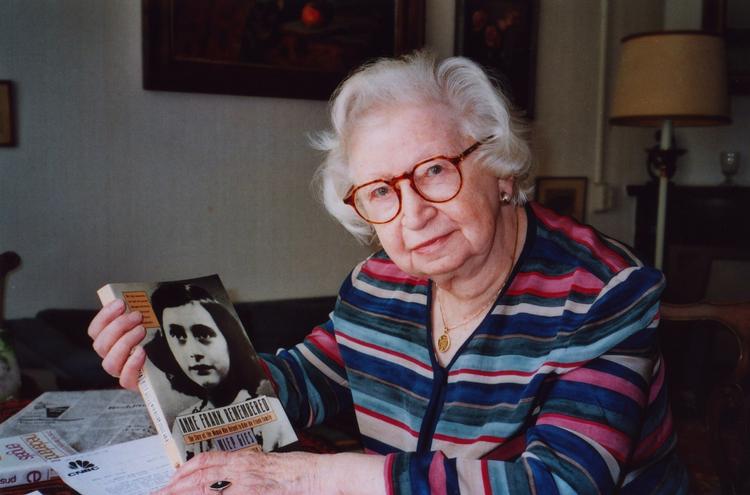 Miep Gies sikrede Anne Franks dagbog i 1944. Tre år senere udkom den som bog. Siden er den oversat til 70 sprog. 
