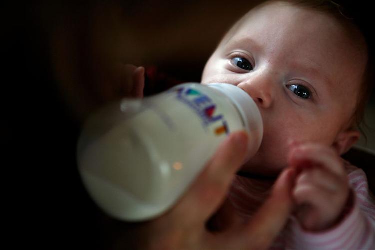 Stoffet bisphenol A, som blandt andet findes i sutteflasker, er mistænkt for at skade indlæringen og være kræftfremkaldende. Miljøstyrelsen og Venstre vil have stoffet forbudt i EU, men det er op ad bakke. 