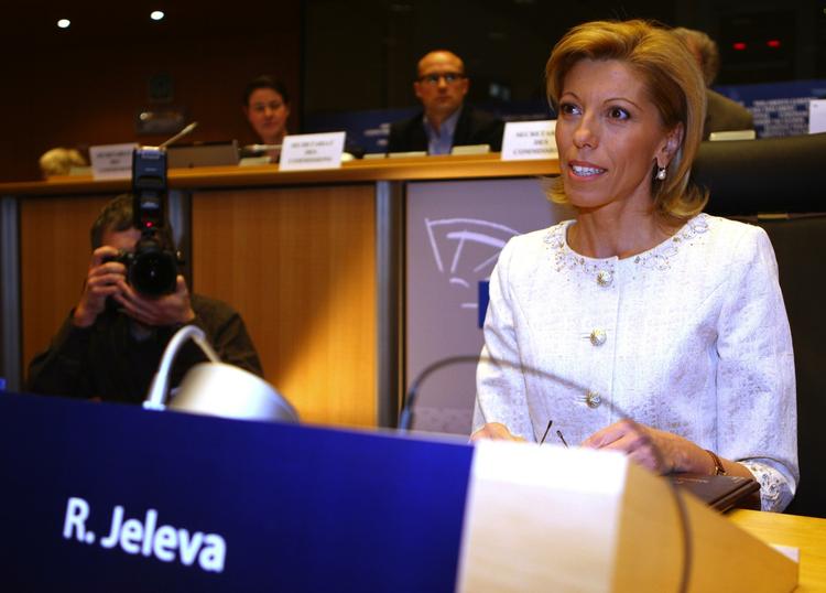 Nedsabling. Bulgarske Rumiana Jeleva kæmper en hård kamp under høringen i Europaparlamentet. 