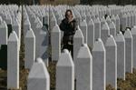 BOSNIEN. Krigen efter Jugoslaviens kollaps ramte hårdt i Bosnien. Over 100.000 mistede livet og flere end 2 millioner måtte flygte. Gravstene ved Potocari nær Srebrenica. Arkivfoto. 