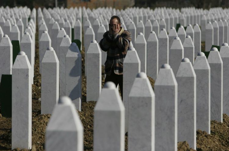 BOSNIEN. Krigen efter Jugoslaviens kollaps ramte hårdt i Bosnien. Over 100.000 mistede livet og flere end 2 millioner måtte flygte. Gravstene ved Potocari nær Srebrenica. Arkivfoto. 