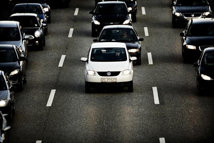 Morgenkø. Dagen før regeringen samles til seminar er transportministeren og skatteministeren blevet uenige om indførelsen af vejafgifter. (Arkivfoto) 