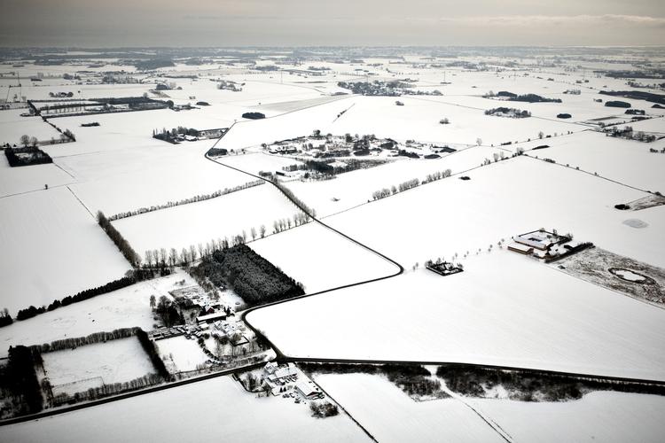 Vinterlandskab. Store dele af Danmark er dækket af sne. Men det tørre og kolde vejr får faktisk det hvide tæppe til at smelte langsomt. 