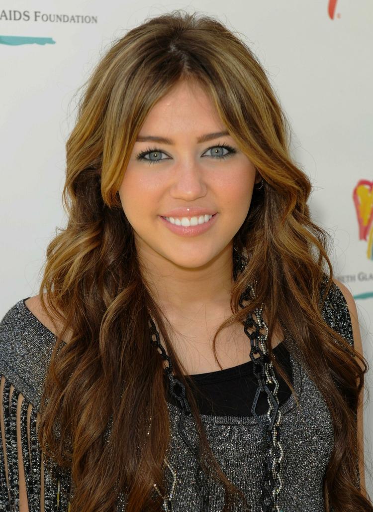 aldersgrænsen. 17-årige Miley Cyrus har haft enorm succes i rollen som i Disney-tv-serien 'Hannah Montana'. Nu falder sangeren og skuespilleren snart for aldersgrænsen. 