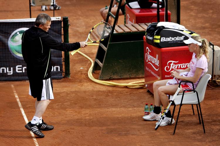 instrukser. Piotr Wozniacki retter på et par småfejl i datterens spil under en turnering i Italien 2008. Arkivfoto. 