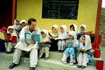 Hjælp. I taknemmelighed over at være blevet reddet fra en mislykket bjergbestigning har Greg Mortenson hjulpet med at bygge skoler i Pakistan og Afghanistan. Foto: Courtesy Central Asia Institute 