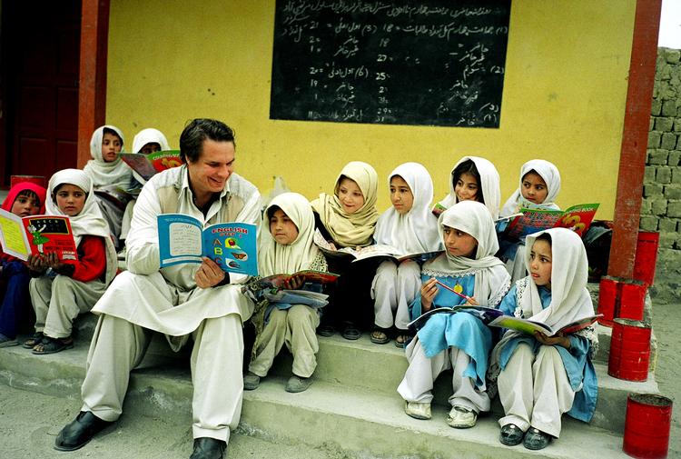 Hjælp. I taknemmelighed over at være blevet reddet fra en mislykket bjergbestigning har Greg Mortenson hjulpet med at bygge skoler i Pakistan og Afghanistan. Foto: Courtesy Central Asia Institute 