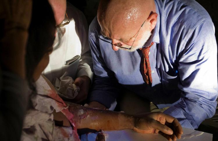 Treating a patient in the ruins of the Hotel Villa Creole i Port-au-Prince. 
