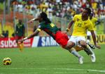 Forsvarsklippe. Rigobert Song er normalt manden der begår frisparkene. Her bliver jernmanden offer for sin egen medicin i en VM-kvalifikationskamp mod Togo. 