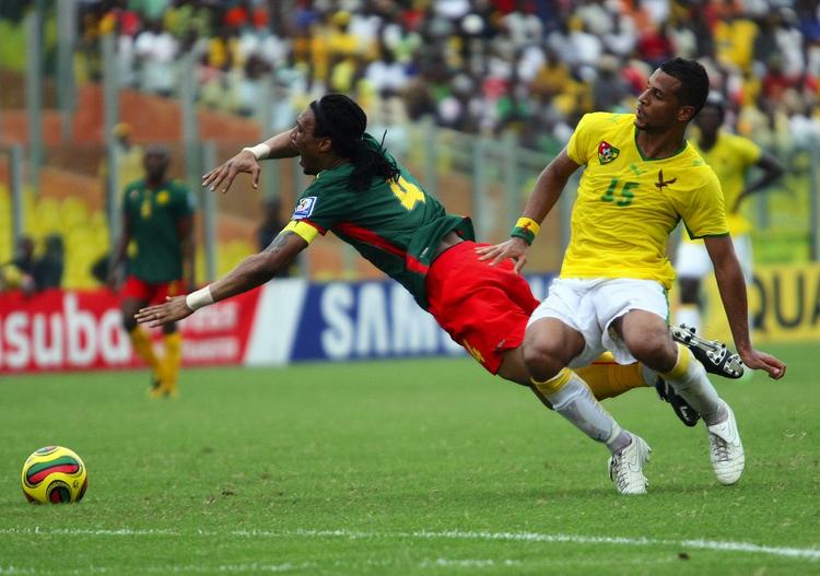 Forsvarsklippe. Rigobert Song er normalt manden der begår frisparkene. Her bliver jernmanden offer for sin egen medicin i en VM-kvalifikationskamp mod Togo. 