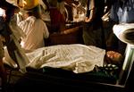 Hjælp. Sårede haitianere får behandling på midlertidige skadestuer på hoteller i den jordskælvsramte hovedstad i Haiti, Port-au-Prince. 
