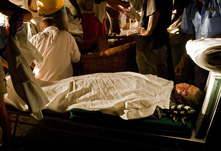 Hjælp. Sårede haitianere får behandling på midlertidige skadestuer på hoteller i den jordskælvsramte hovedstad i Haiti, Port-au-Prince. 