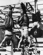 Dagbog. I 1945 blev Mussolini og hans elskerinde Clara Petacci hængt med hovedet nedad på Piazzale Loreto i Milano. Arkivfoto: U.S. Army Air Force/AP 