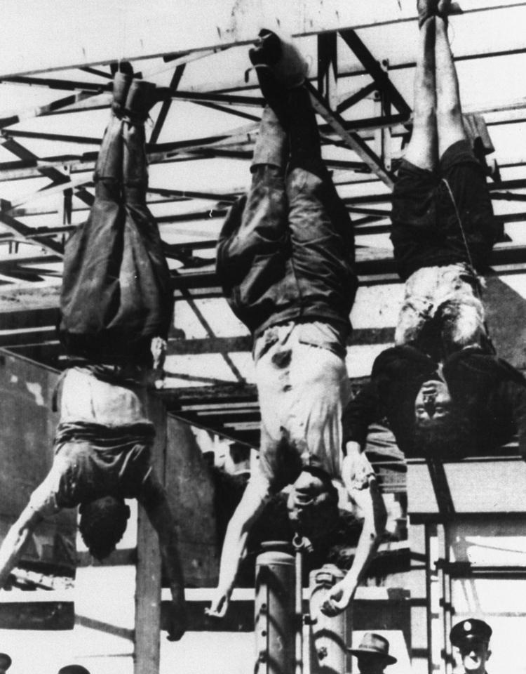 Dagbog. I 1945 blev Mussolini og hans elskerinde Clara Petacci hængt med hovedet nedad på Piazzale Loreto i Milano. Arkivfoto: U.S. Army Air Force/AP 