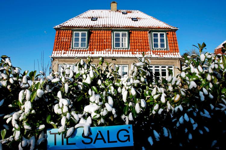 FASTFROSSET. Dette er blot et af de 38.000 huse, som ifølge de seneste tal står til salg rundt om i landet. Ifølge  ejendomsmæglere skal sælgerne ikke regne med at kunne sætte prisen  op foreløbig. Foto: Finn Frandsen 