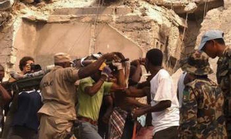 Redningsaktion. Der arbejdes hektisk og i kapløb med tiden for at redde de indespærrede fra ruinerne i Port-au-Prince. 