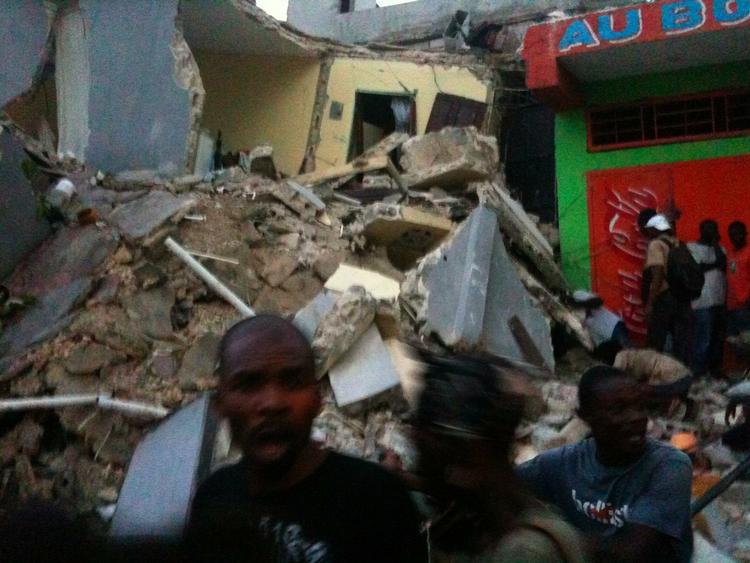 Katastrofe. Ruiner ses over alt i Haiti. Mange FN-soldater frygtes begravet i dem. 