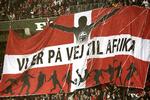 Tolvtemanden. Danske fodboldfans har ikke råd til at tage til Sydafrika, selv om de gerne vil. 