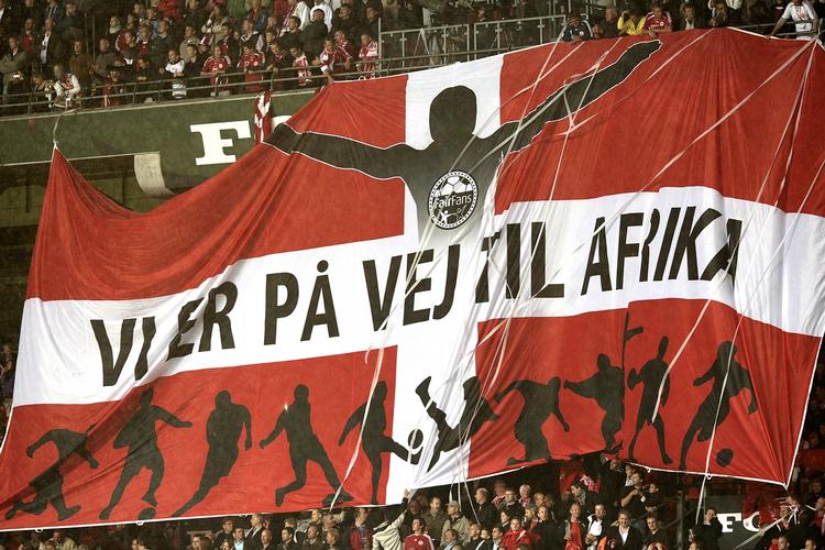 Tolvtemanden. Danske fodboldfans har ikke råd til at tage til Sydafrika, selv om de gerne vil. 