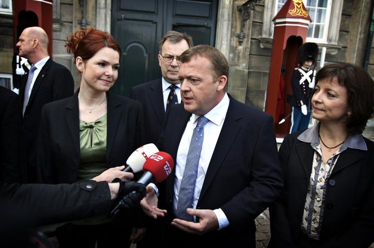 Madpakke-politik. Statsministeren glæder sig over, at århusianerne går meget op i forældreansvar. Her ses han ved ministerrokaden i foråret, hvor Karen Ellemann blev gjort til indenrigs- og socialminister. Dermed har hun ansvaret for madordningen. 
