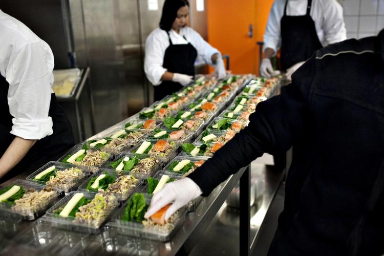 Maddiskussion. Danskerne vil hellere smøre rugbrødsmadder end have firmaer til at levere frokosten. Arkivfoto. 