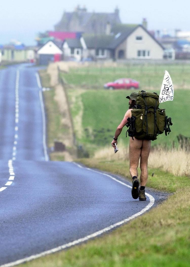 Frihed. Han vil så gerne være fri som fuglen, men en 50-årig skottes nøgenhed forhindrer ham bogstaveligt talt i drømmen. Han bliver nemlig smidt i fængsel hele tiden. 