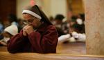 Sorg. Bønner og medfølelser strømmer til Haiti fra hele verden. Her er der messe i Sct. Mary's-katedralen i Miami. 