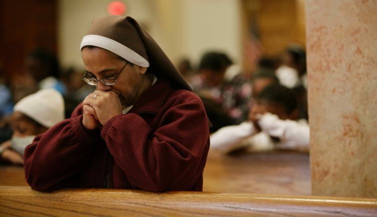 Sorg. Bønner og medfølelser strømmer til Haiti fra hele verden. Her er der messe i Sct. Mary's-katedralen i Miami. 